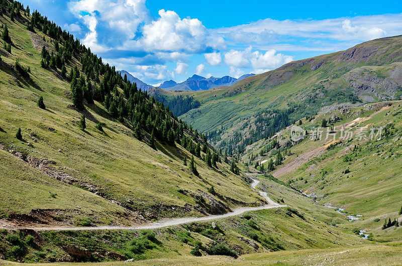 在美国科罗拉多州西南部的工程师通过4x4土路