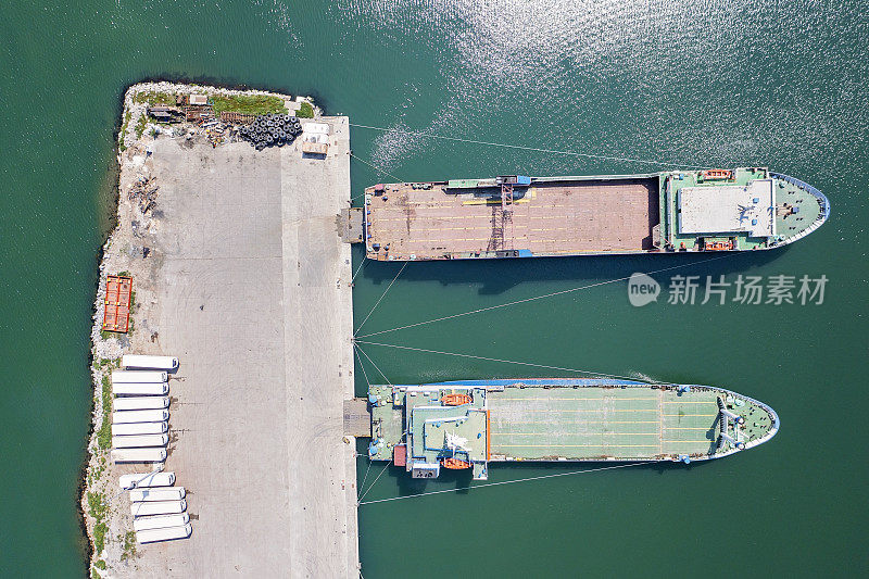 商业港口滚装船鸟瞰图。