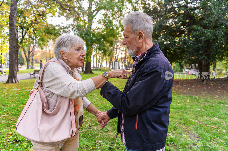 一对老夫妇在城市公园里争吵。