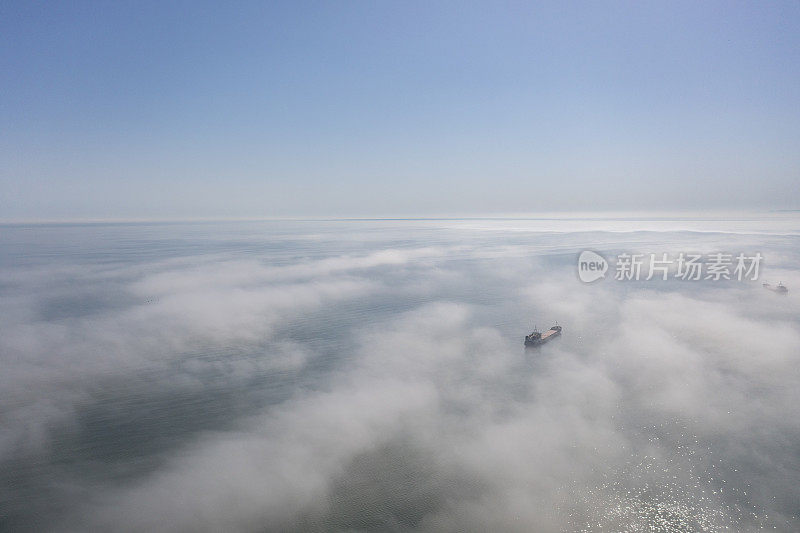 黑海上空的低云。雾在海