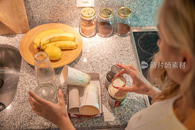 妇女在家里分类废物