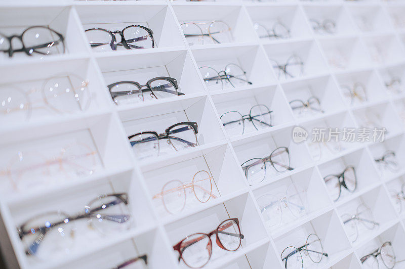 眼镜店的架子上陈列着各种眼镜架