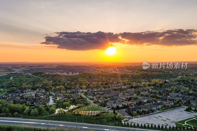 加拿大沃恩，Woodbridge和Kleinburg的独立复式住宅，在麦肯齐博士和Islinton大街的住宅区的鸟瞰图