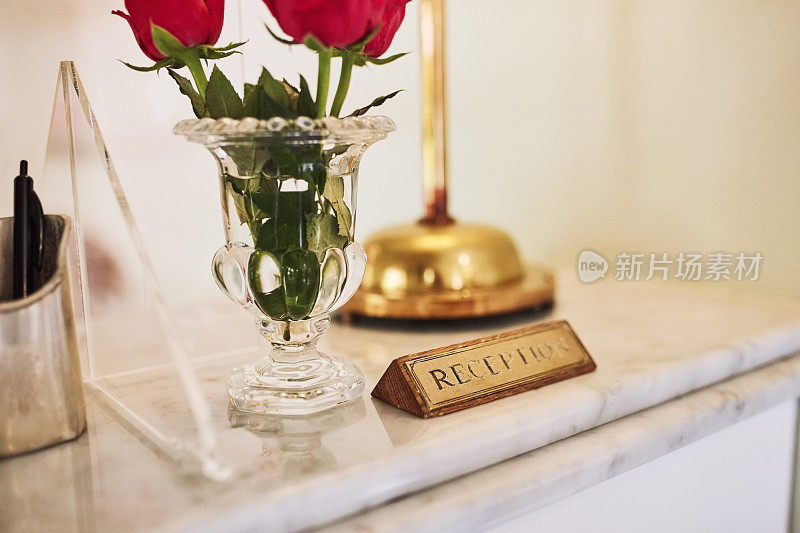 一张酒店前台的照片