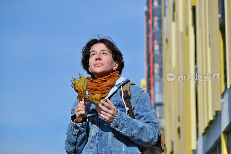 秋日都市街道上成熟女人的腰上肖像