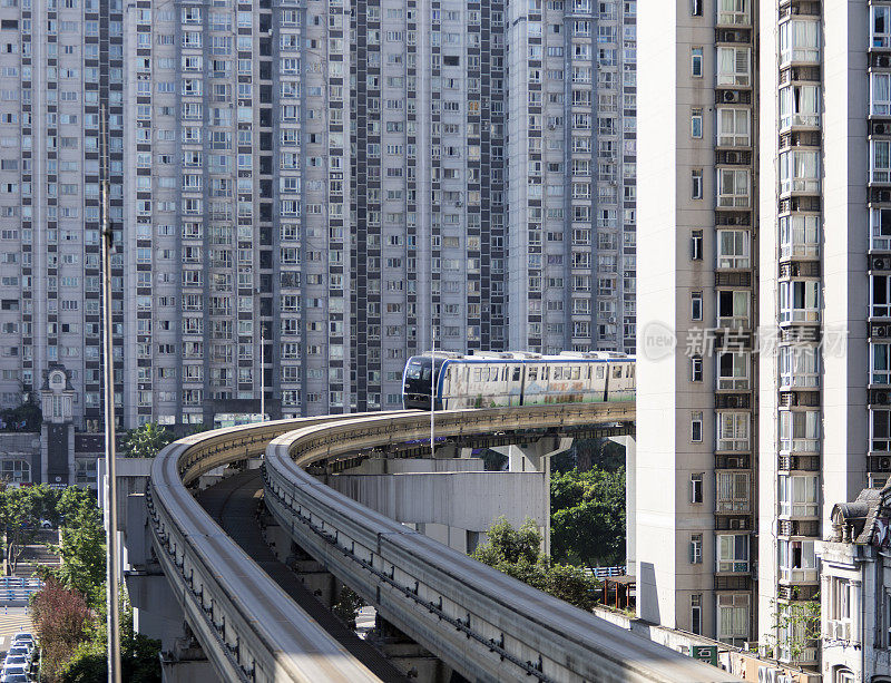 轻轨穿过重庆居民区