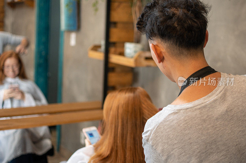 理发师给一个红发女人剪头发的特写镜头