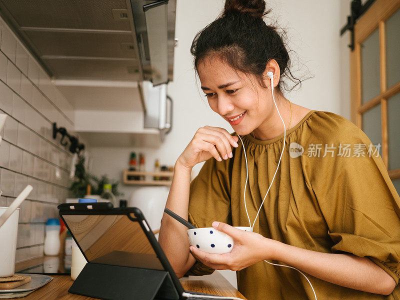 亚洲女人和家人视频通话