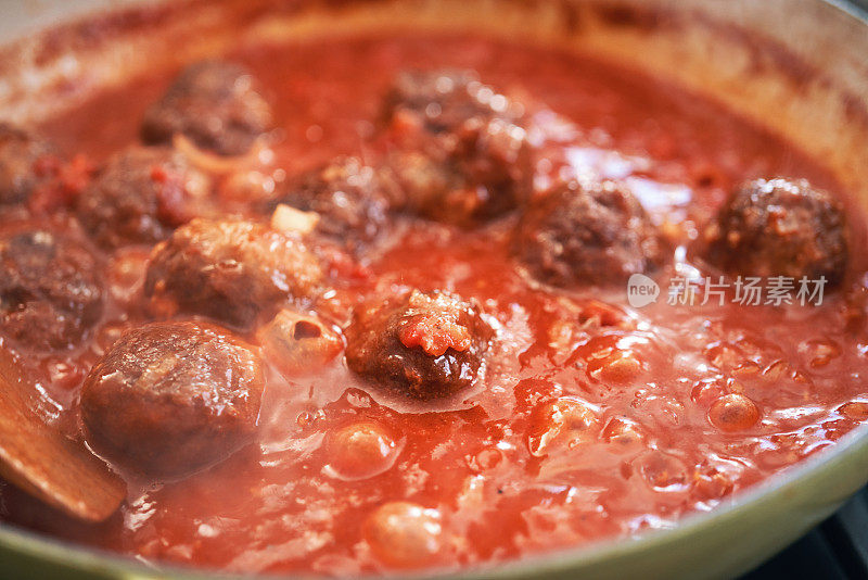 在平底锅中准备番茄酱肉丸