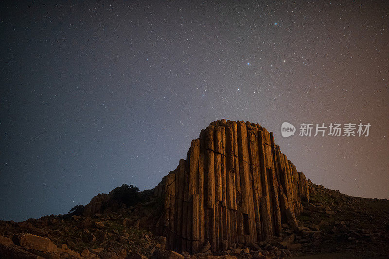 玄武岩柱和仙后座星空