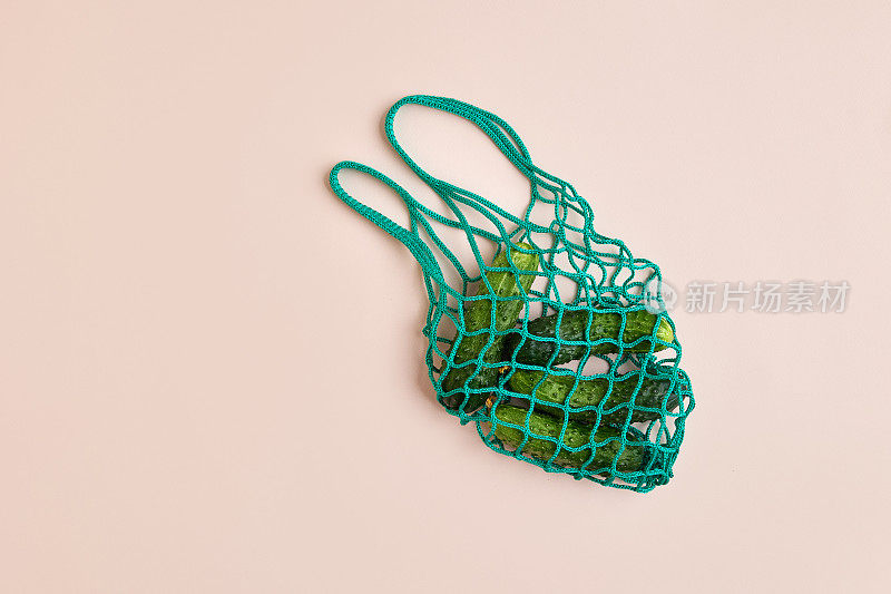 绿色帆布棉购物环保袋与有机食品，俯视图，平铺概念。零浪费，无塑料概念。