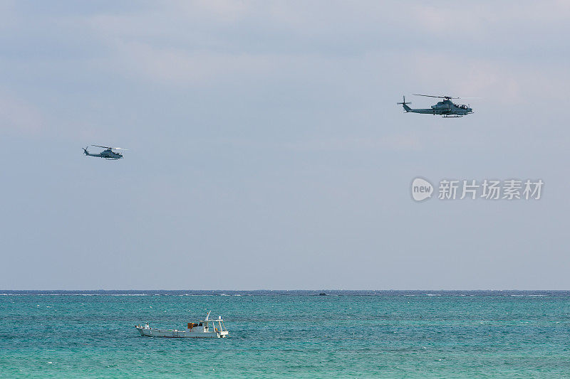 两架美军贝尔AH-1眼镜蛇直升机低空飞越海洋