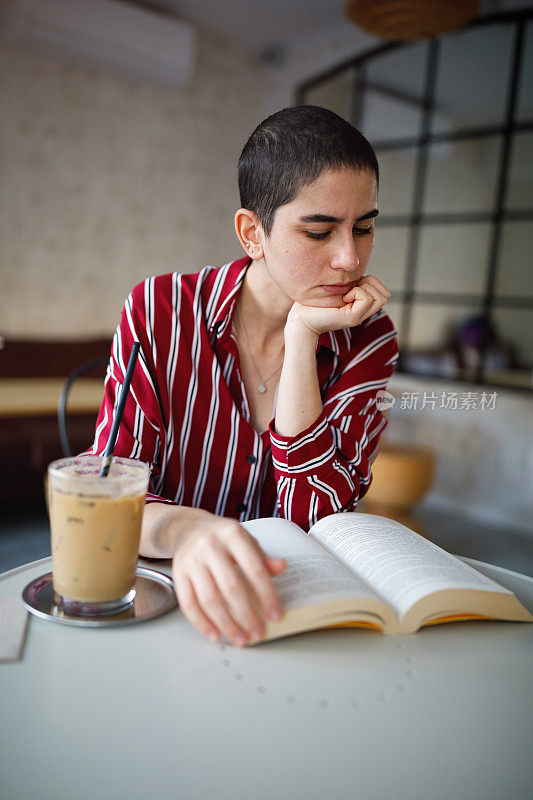 年轻女子在咖啡馆看书(模拟读书人)