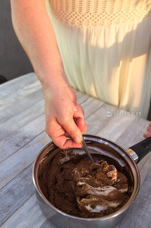 制作巧克力釉的过程。一步一步。配料在平底锅中混合。慢慢暖化。
