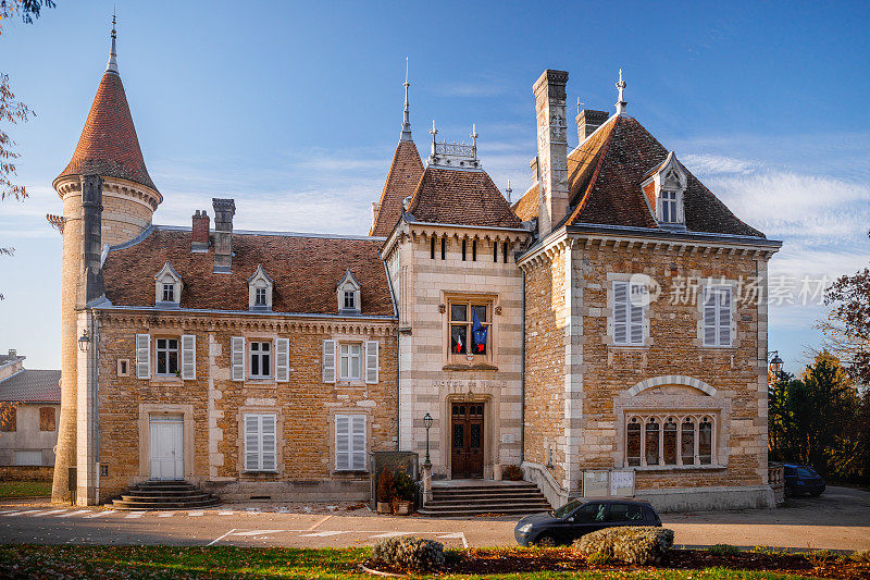 美丽的法国市政厅城堡安布罗内小村庄在安省