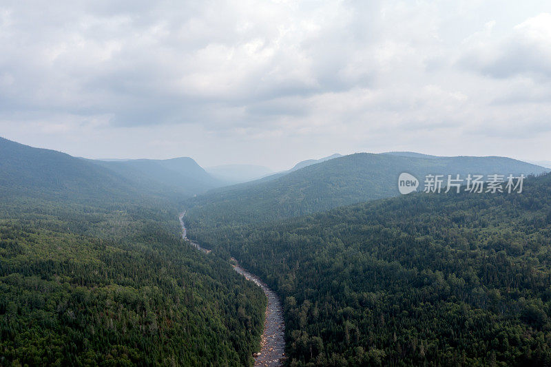 鸟瞰图的北方自然森林和河流在夏天，魁北克，加拿大