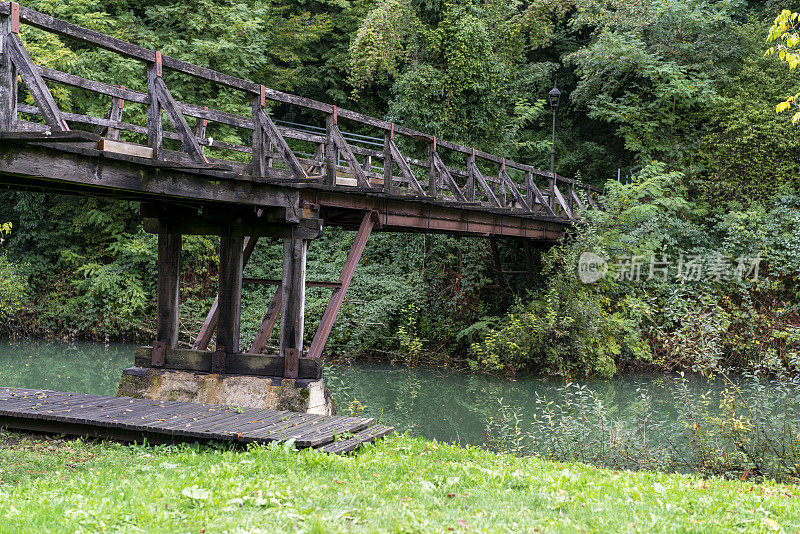 斯洛文尼亚Črnomelj的老城区拉辛贾的人行桥。