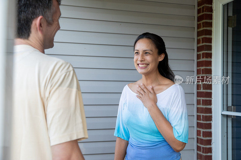 当家人来访时，漂亮的女人在前门迎接他们