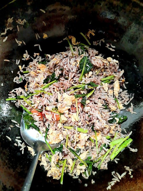 炒糙米在锅中烹煮食物的准备。