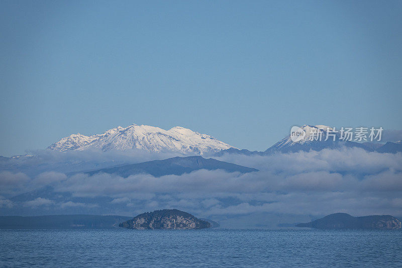 从陶波湖可以看到Ngauruhoe山和Ruapehu山