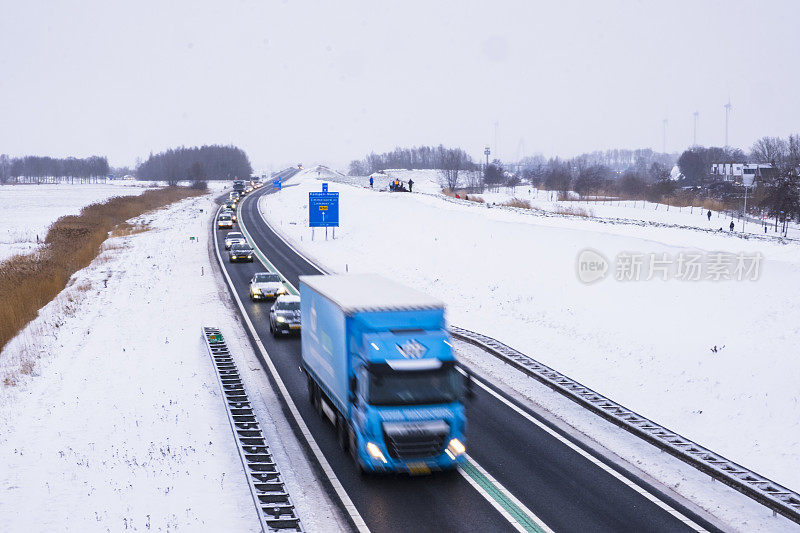 N50公路上的交通在冬季的雪景中