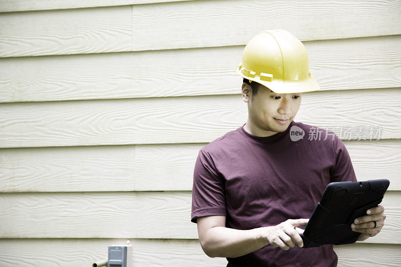 承包商或工程师检查家为重新设计工作。承包商穿着t恤和牛仔裤。