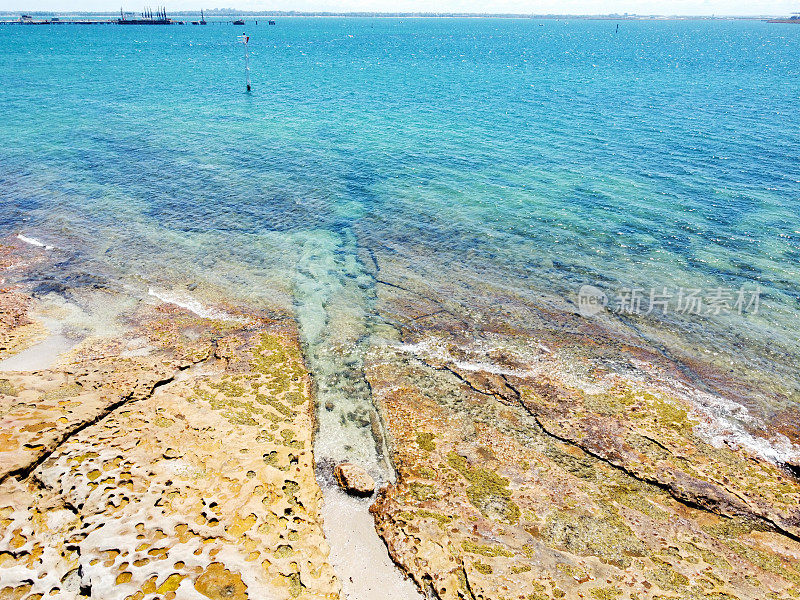 高角度的岩石海岸线，背景与复制空间