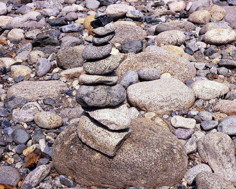 河水冲刷光滑的河床岩石
