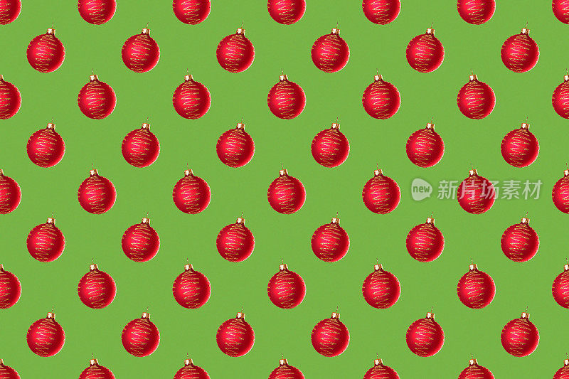 无缝的新年图案从红色的球玩具在绿色的背景