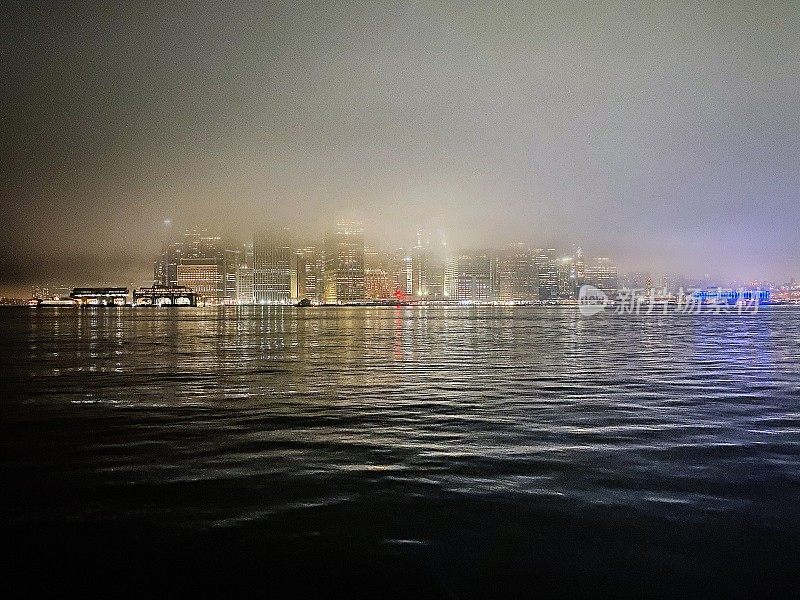 《夜雾中的曼哈顿下城