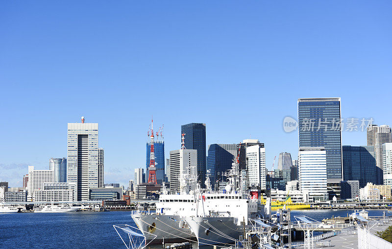 从东京湾地区在东京城市天际线对晴朗的天空的看法