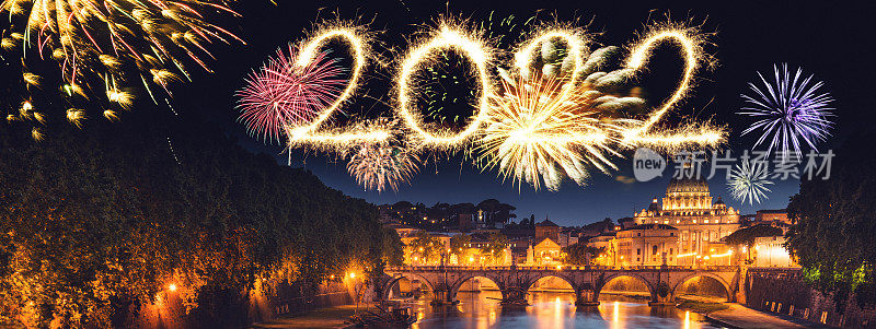 新年焰火在罗马的地平线上绽放
