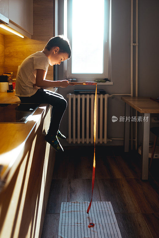 检疫期间，小男孩在家学习钓鱼。