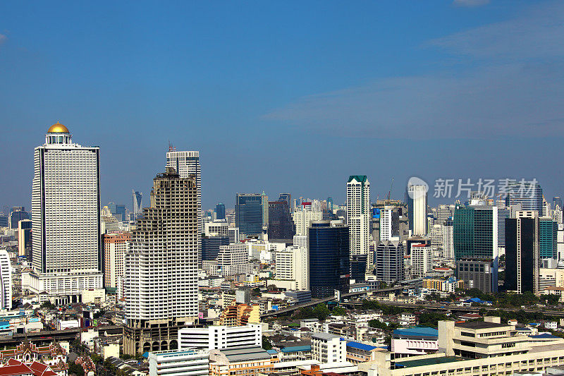 曼谷的高角度城市景观，高楼大厦在泰国阳光明媚的蓝天上