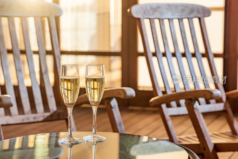 在大阳台上看日落时喝香槟