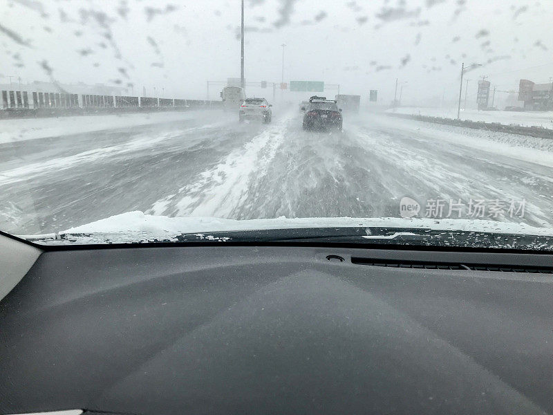 暴风雪在高速公路