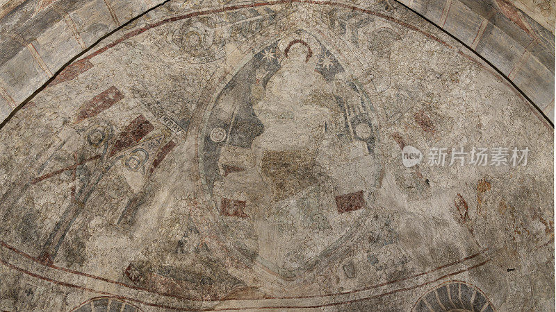 斯库鲁普教堂里庄严肃穆的唱诗班，墙上有一幅巨大的壁画，描绘的是基督的威严