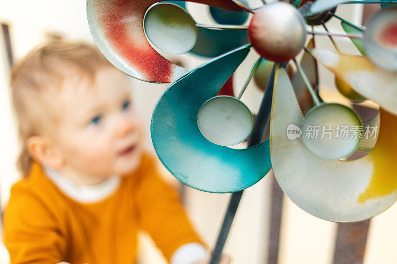 晚夏初秋时节，在院子里，妈妈和男孩和奶奶一起在院子里玩耍