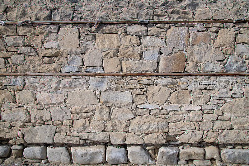 蒙大拿中部的古老石墙作为背景