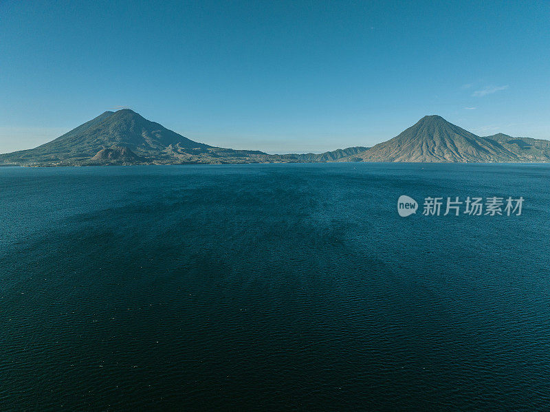 鸟瞰危地马拉的阿提特兰湖