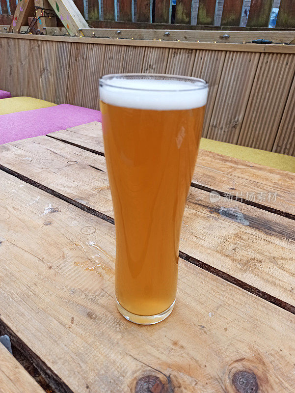 英国苏格兰格拉斯哥的啤酒花园酿酒厂生产未经过滤的白啤酒和比尔森啤酒