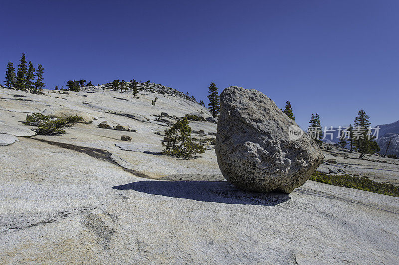 加利福尼亚州约塞米蒂国家公园奥姆斯特德角花岗岩圆顶上的不稳定的冰川岩石。内华达山脉。由冰川冰沉积下来的。