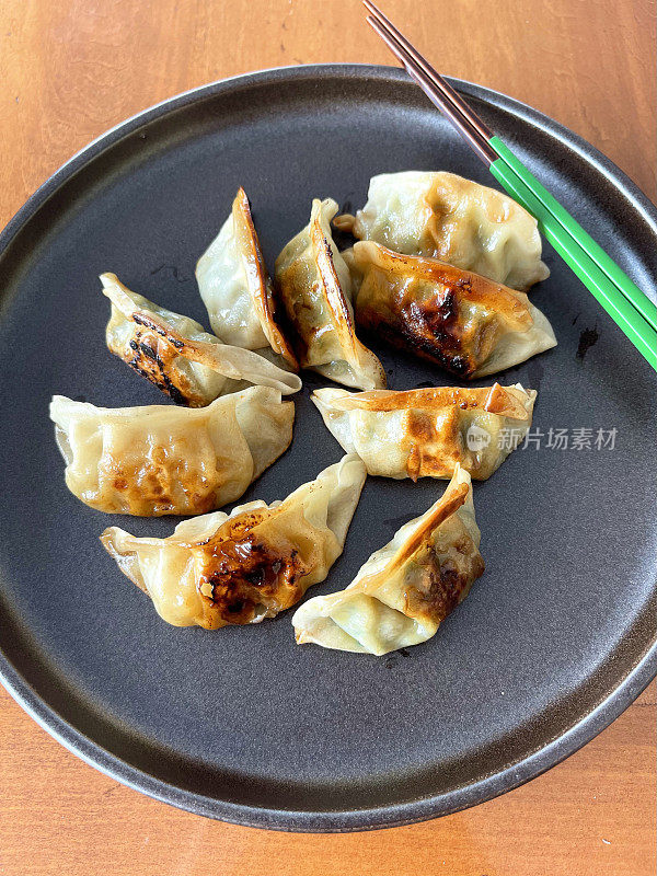 桌上盘子里的饺子特写镜头