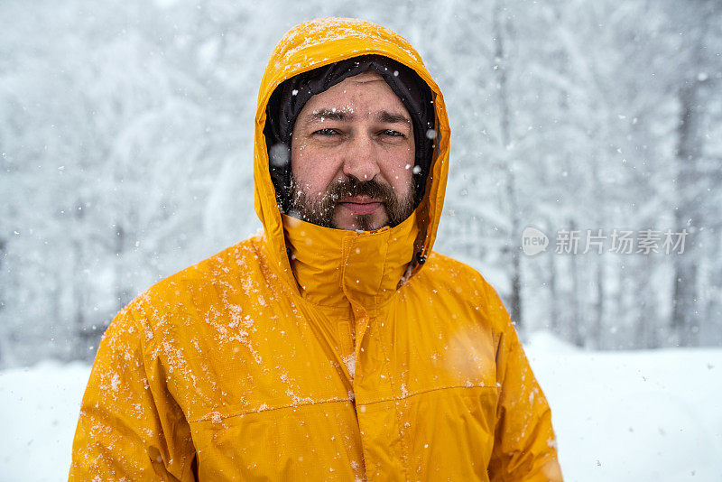 一个高加索成熟男人的肖像站在户外的暴风雪。