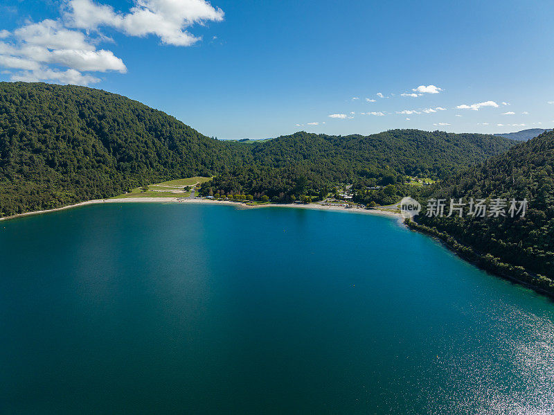 新西兰罗托鲁瓦的美丽的空中湖畔景色