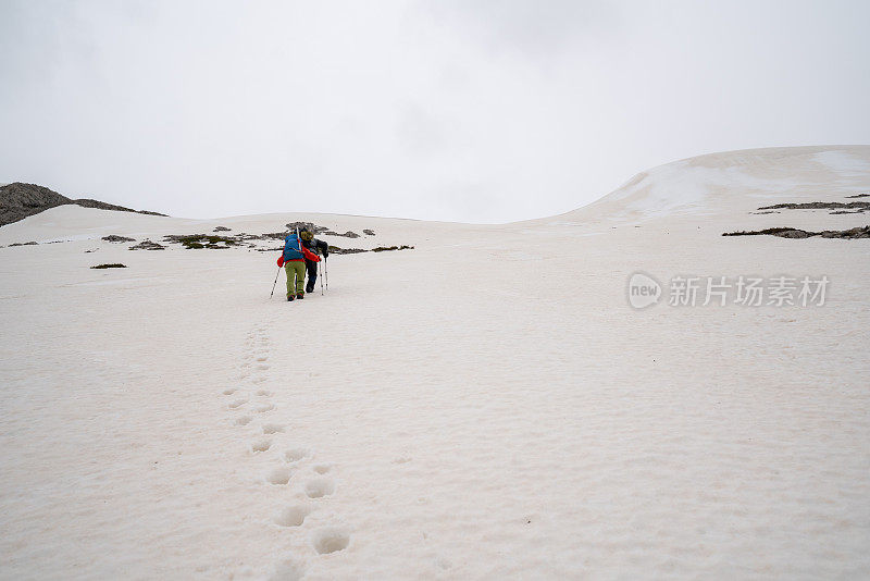 成功的登山队在冬天走在落基山顶的山脊上