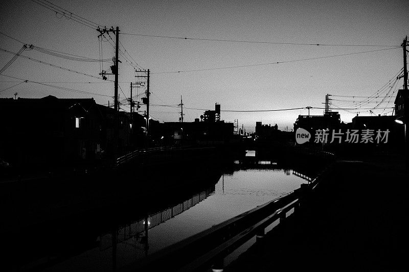 日本景观，河流流淌，单色