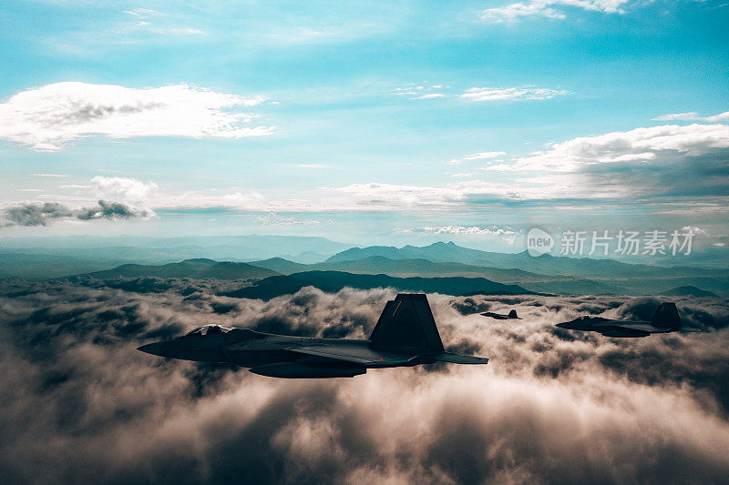 喷气式战斗机在云层上空飞行。
