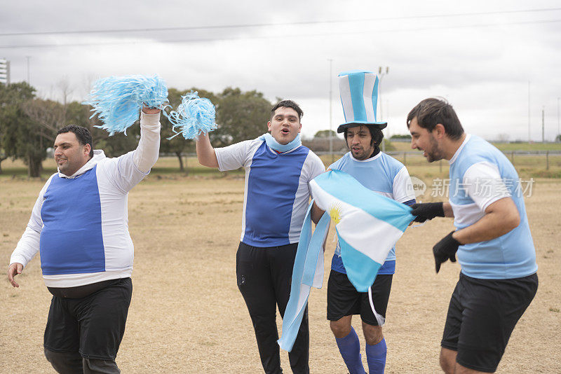 快乐的智障阿根廷年轻人在足球比赛中庆祝和呼喊
