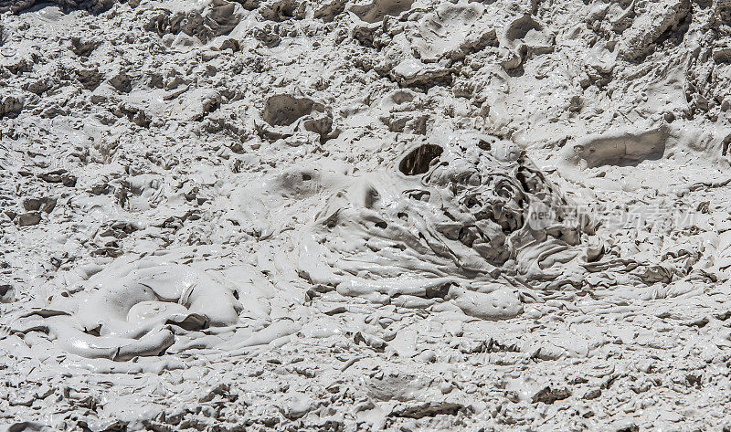 黄石国家公园艺术家彩绘罐区水池里沸腾的泥浆。泥